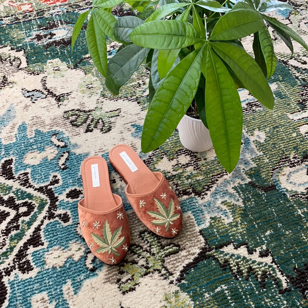 Printfresh weed leaf embroidered slippers